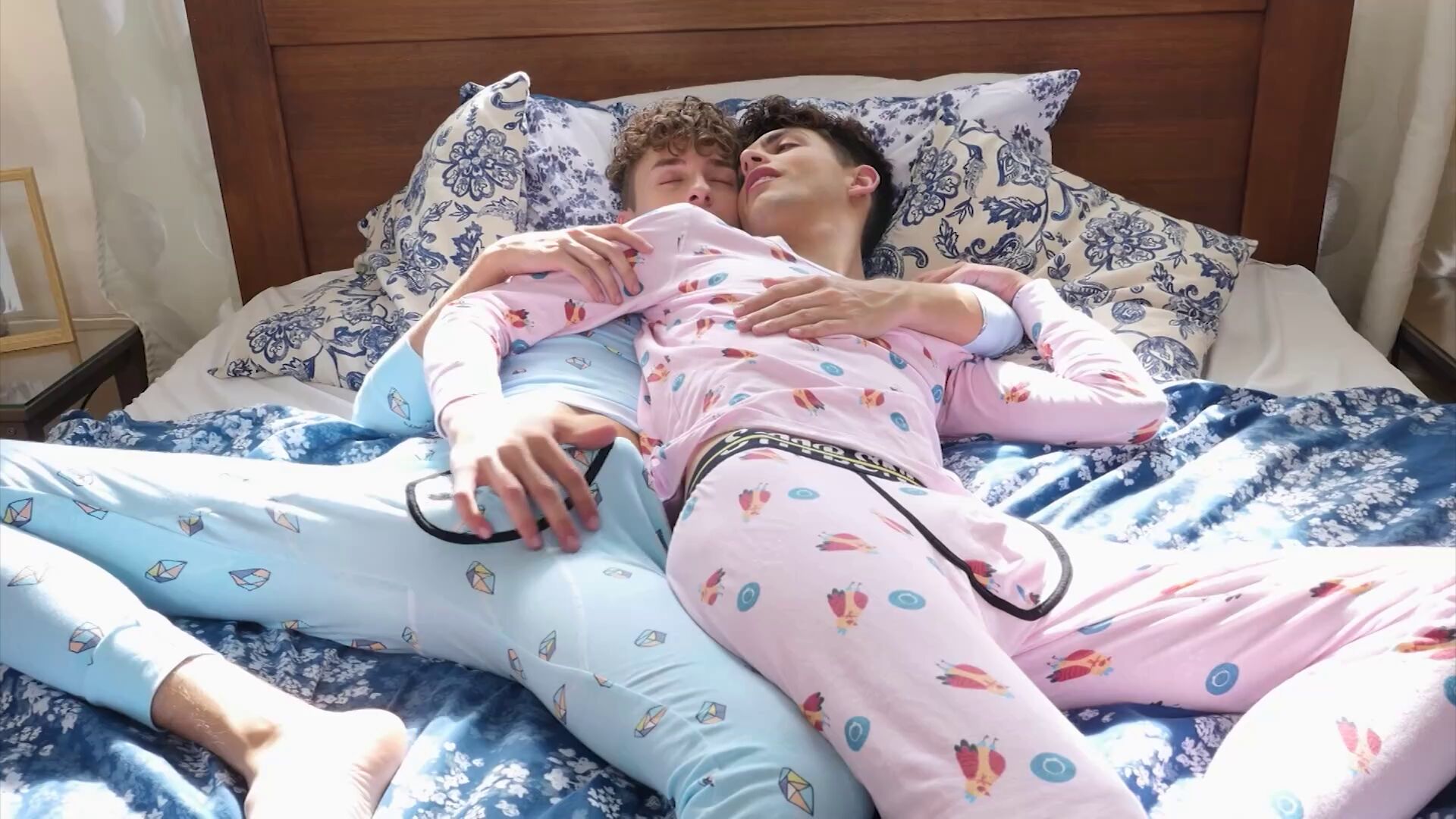 Huge Twinks Go Raw XXX